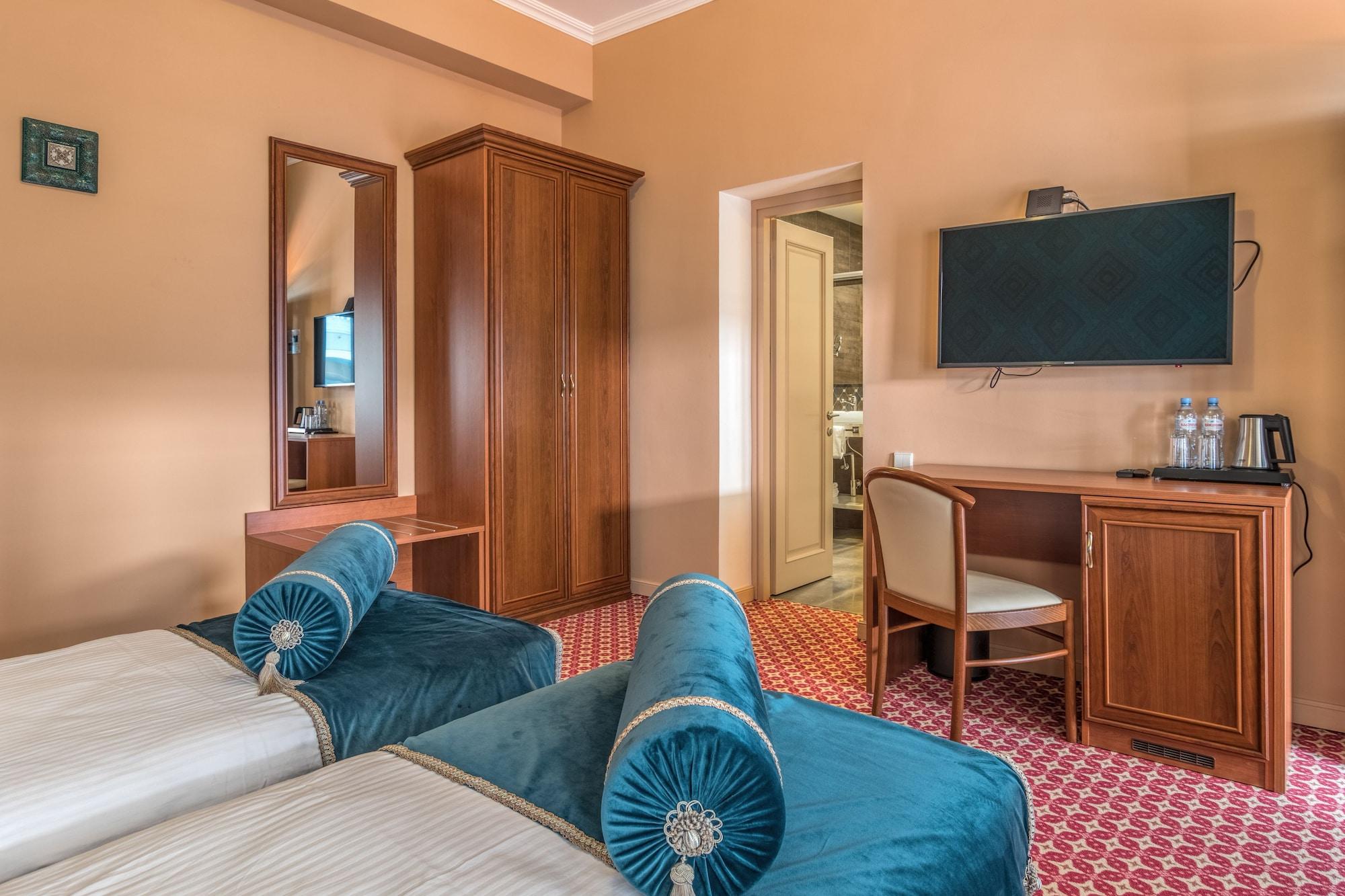 Golden Tulip Borjomi Hotel Ngoại thất bức ảnh