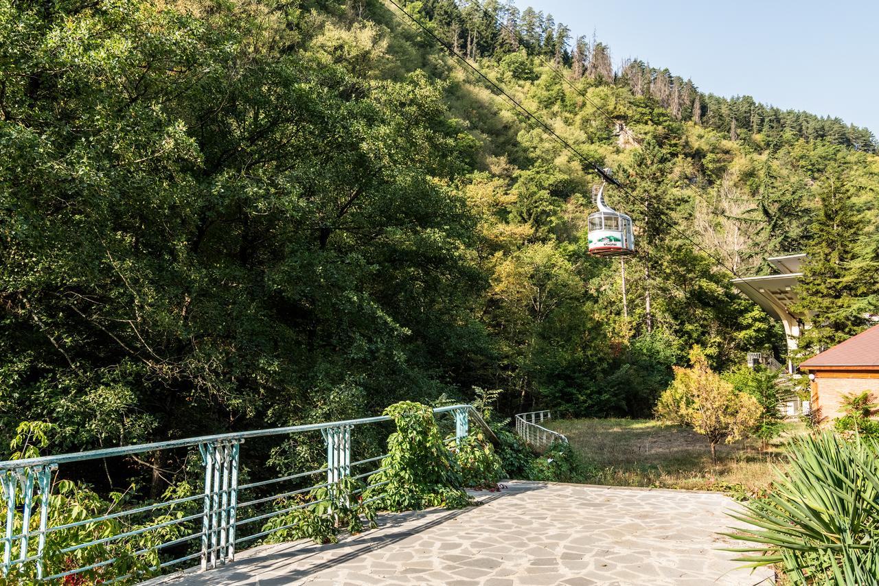 Golden Tulip Borjomi Hotel Ngoại thất bức ảnh